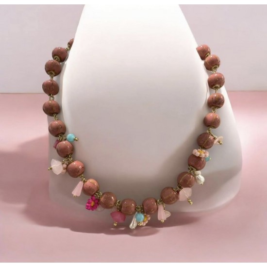 Χειροποίητο boho κολιέ με πολύχρωμα charms